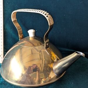Metawa Holland brass tea kettle, 1923-1973, wicker-covered handle